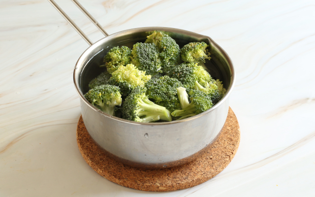 Broccoli cotti in acqua bollente