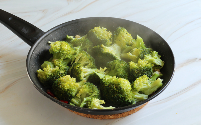 Broccoli in padella con soffritto