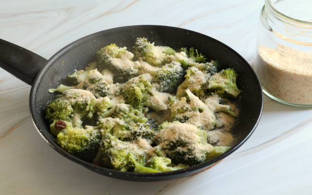 Broccoli in padella con pangrattato e parmigiano