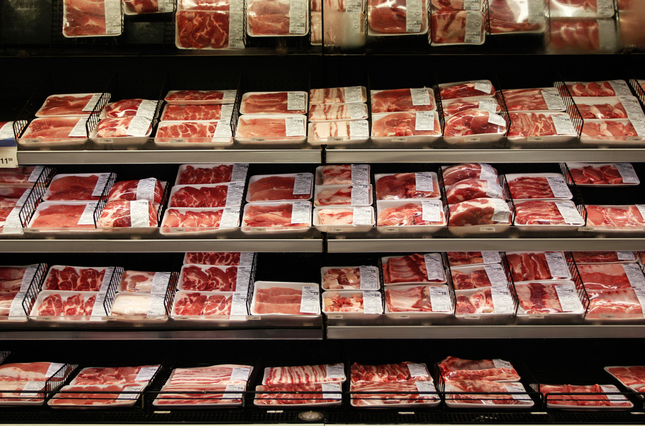 Carne al banco frigo del supermercato