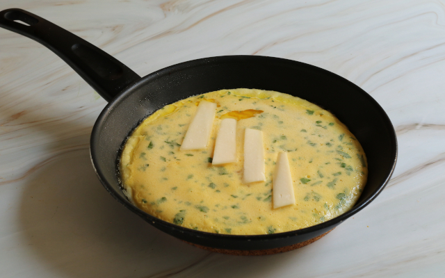 Omelette con formaggio che si fonde