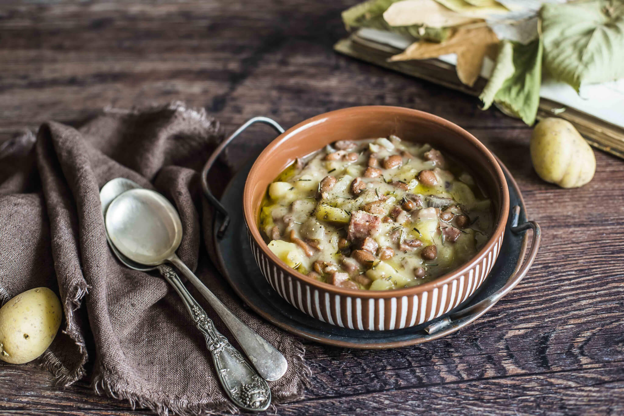 Zuppa di fagioli, patate e salame pronta da servire 