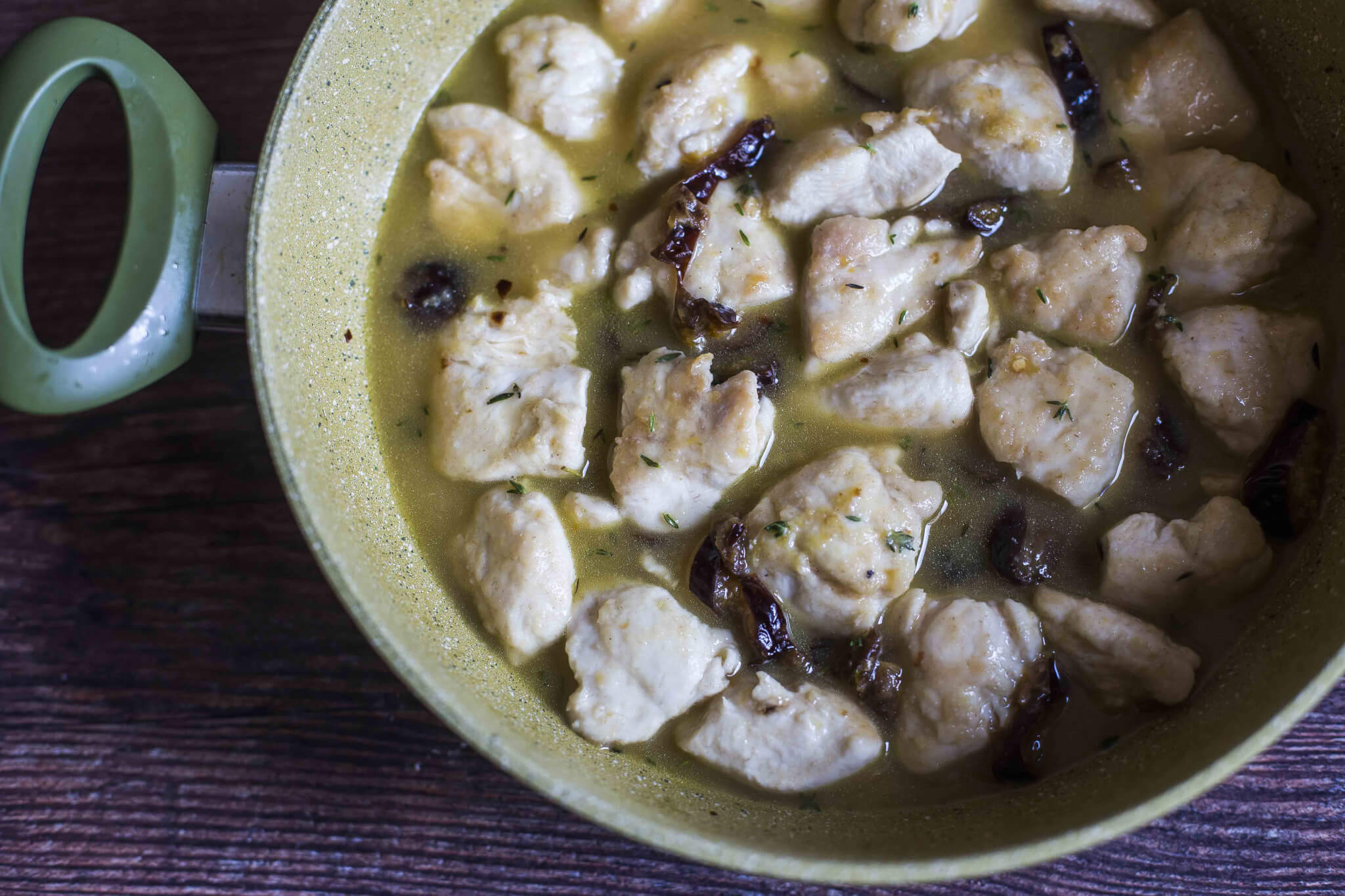 Bocconcini di pollo in padella con prugne