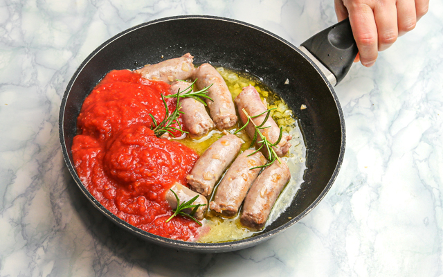 Salsiccia in padella con passata di pomodoro