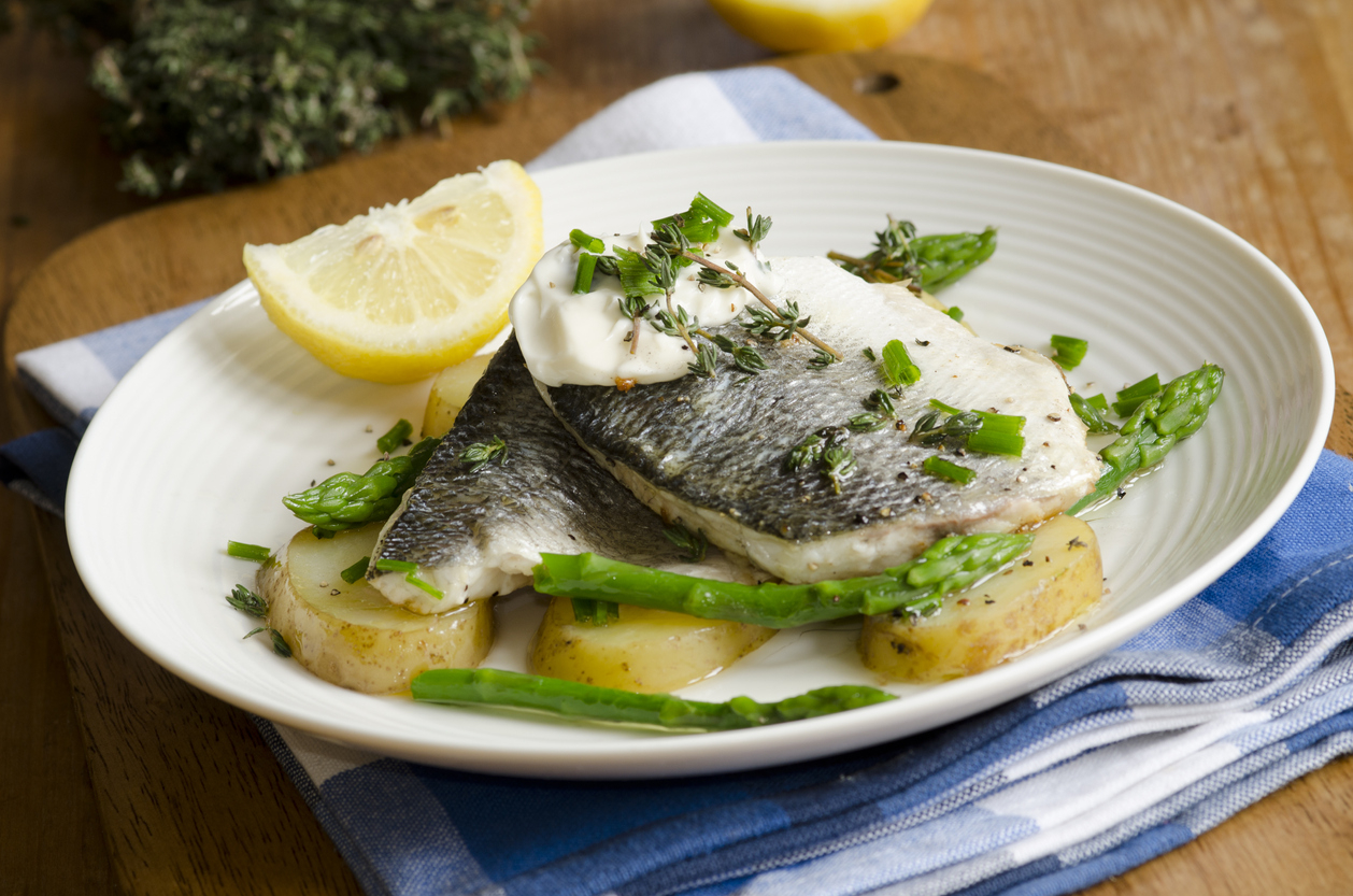 Branzino al forno con patate e asparagi