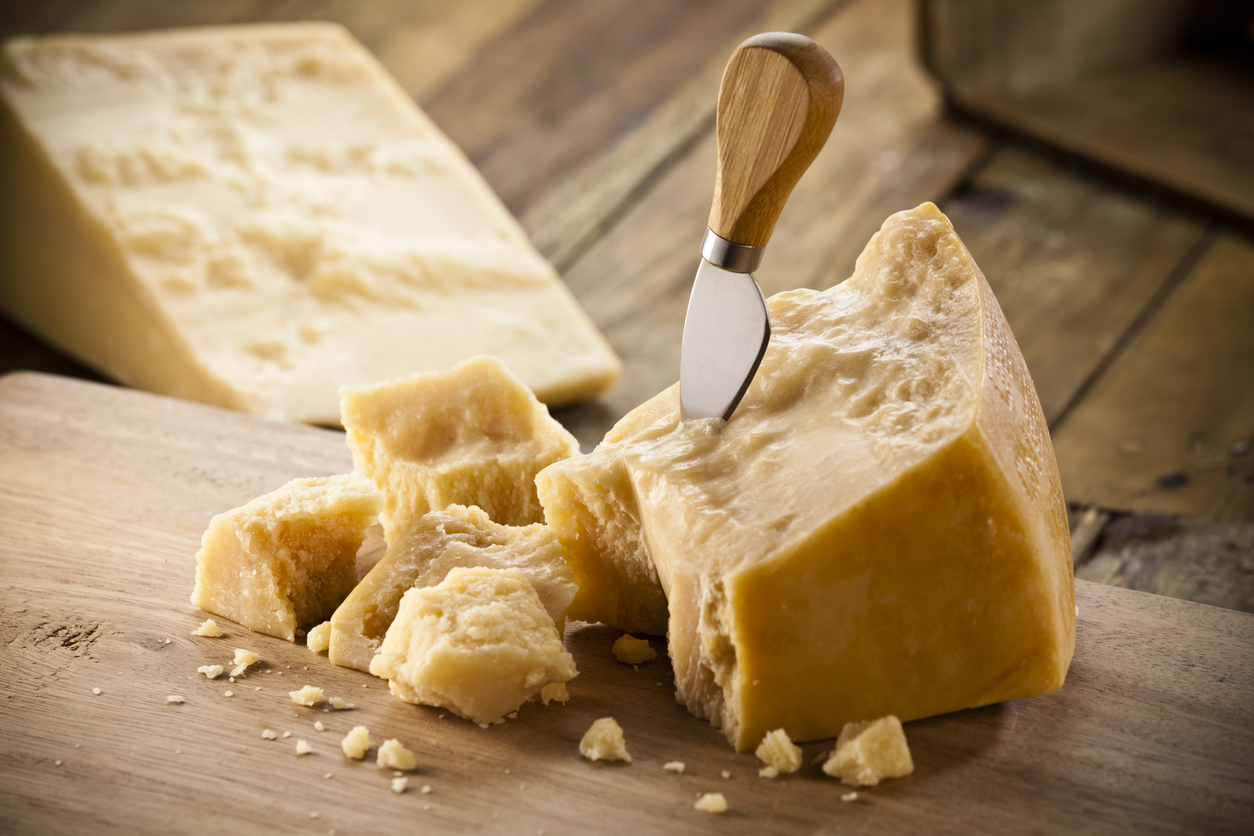 Porzione di Parmigiano su tagliere