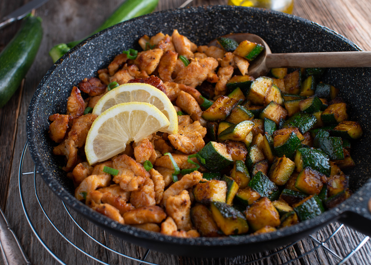 Pollo e zucchine in padella