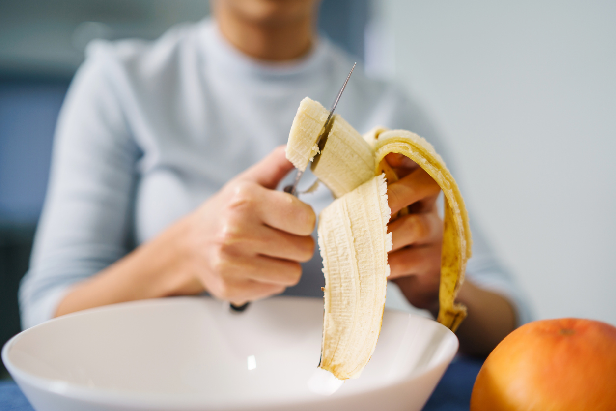 Sbucciare e tagliare una banana
