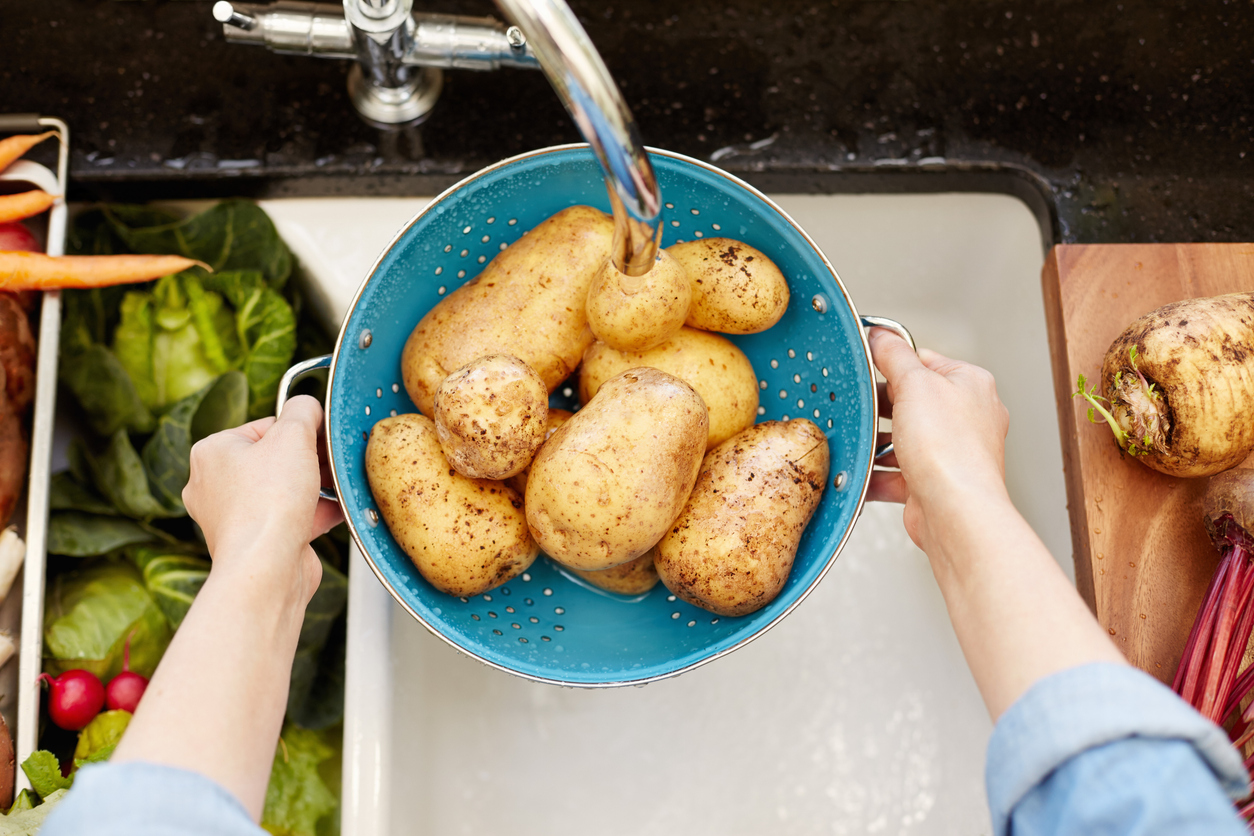 Lavare le patate prima di consumarle