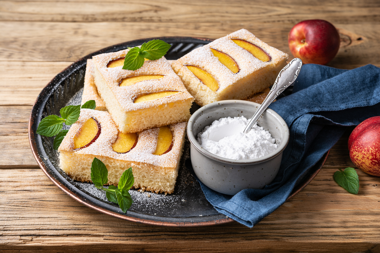 Torta con pesche noce