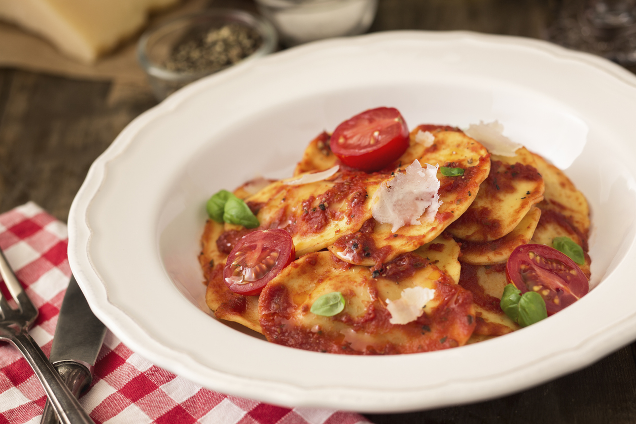 Ravioli ripieni di burrata e pomodorini