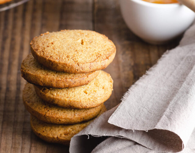 Biscotti con farina di riso e mele