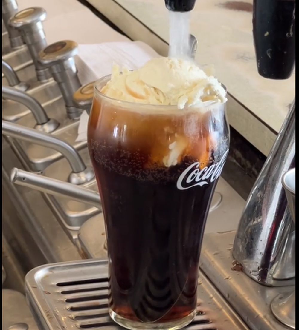 Coca Cola, acqua frizzante e gelato
