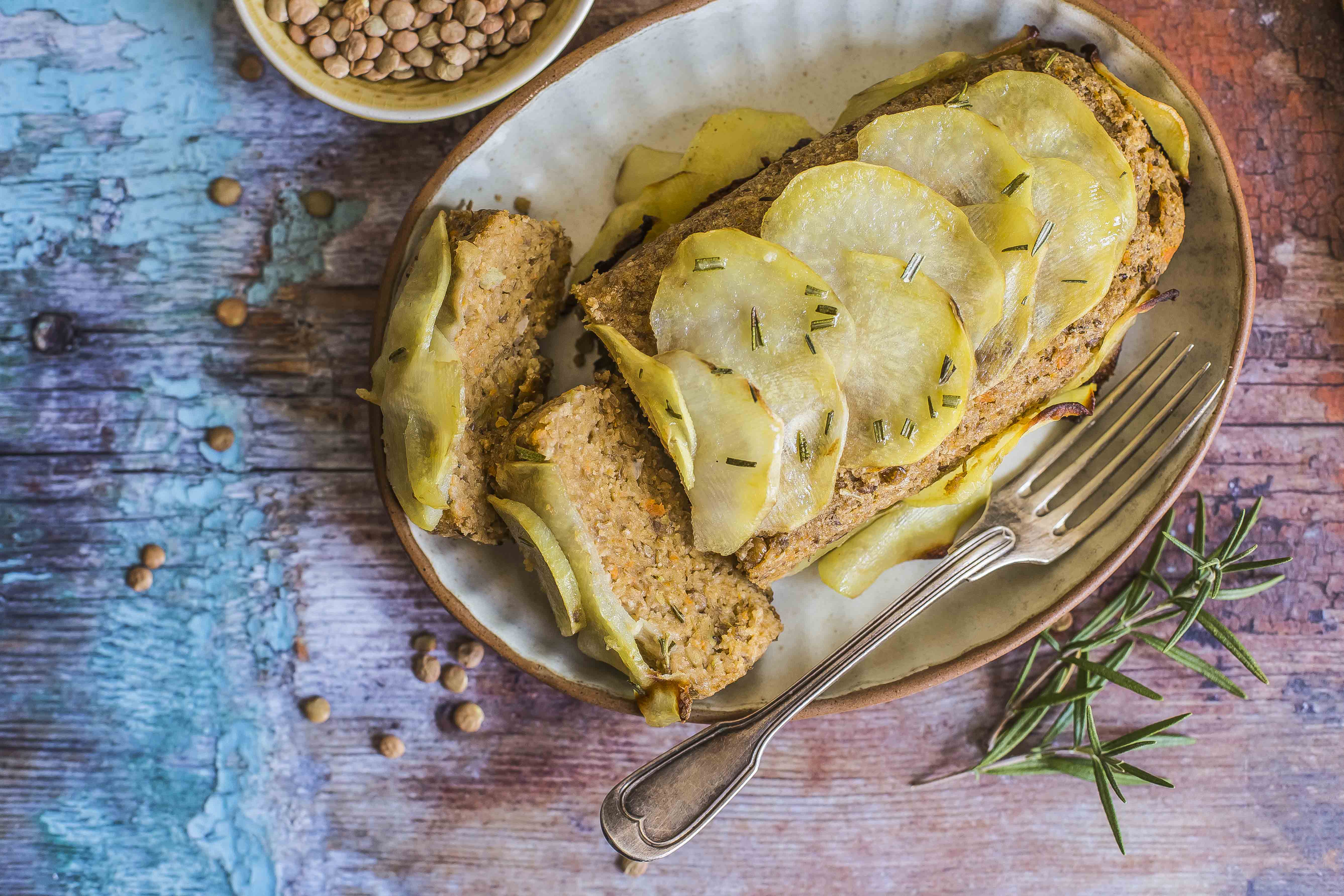 polpettone di lenticchie in crosta di patate