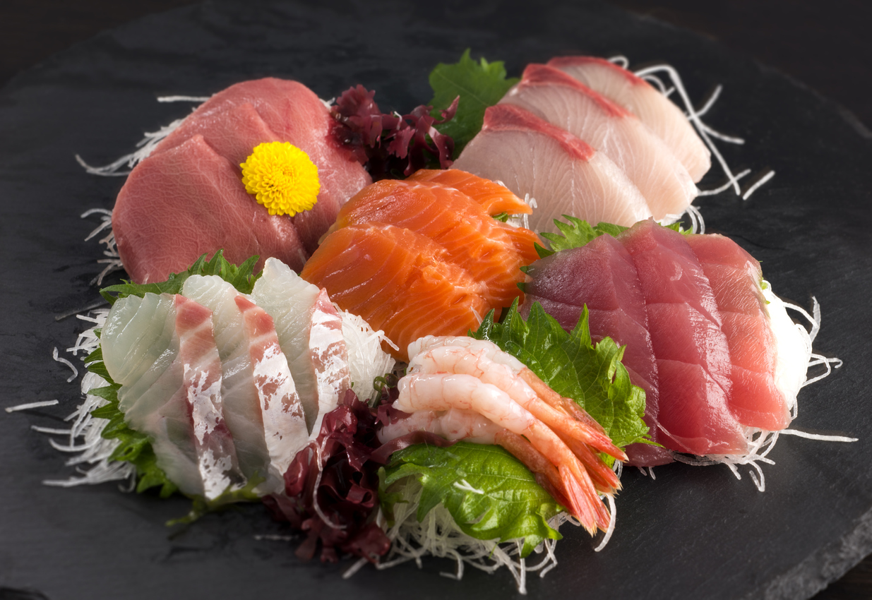 Piatto di sashimi decorato con daikon 