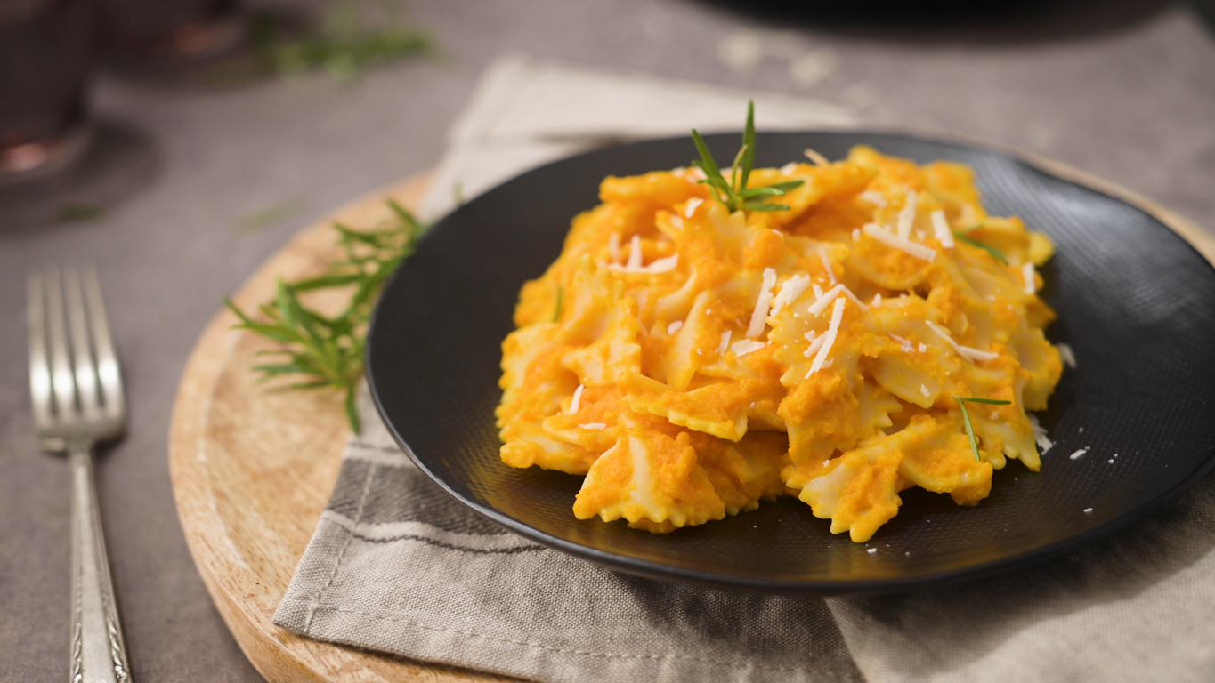 Pasta con pesto di zucca e nocciole