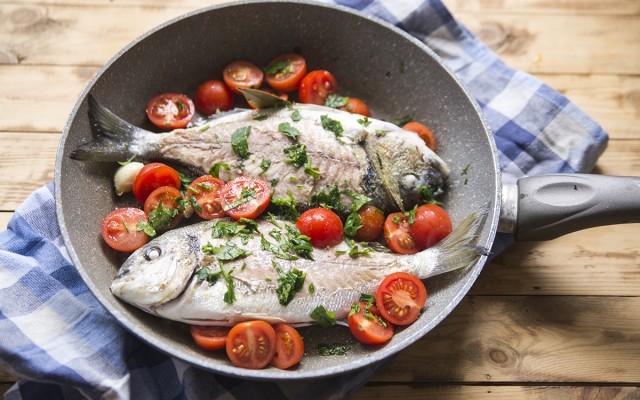 Orata in padella con pomodorini: ricette veloci con il ...