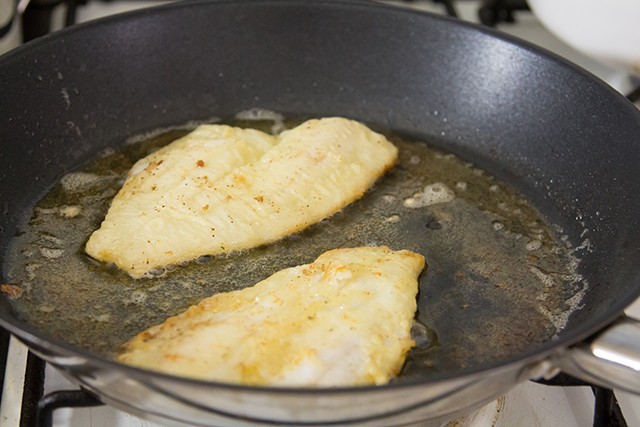 Filetto di platessa alla mugnaia: ricetta in padella ...