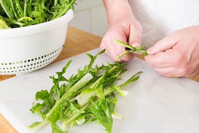 Puntarelle cotte: ricetta romana per la cicoria cimata ...