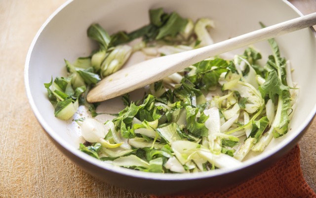 Spaghetti con puntarelle e acciughe: ricetta romana ...