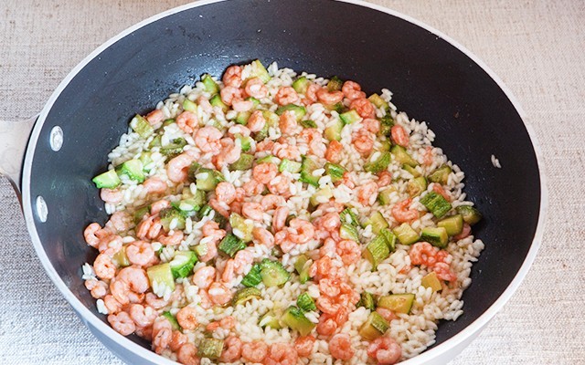 Risotto gamberi e zucchine: ricetta facile e cremosa ...