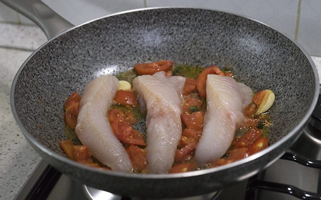 Coda di rospo in padella: cucinare la rana pescatrice ...